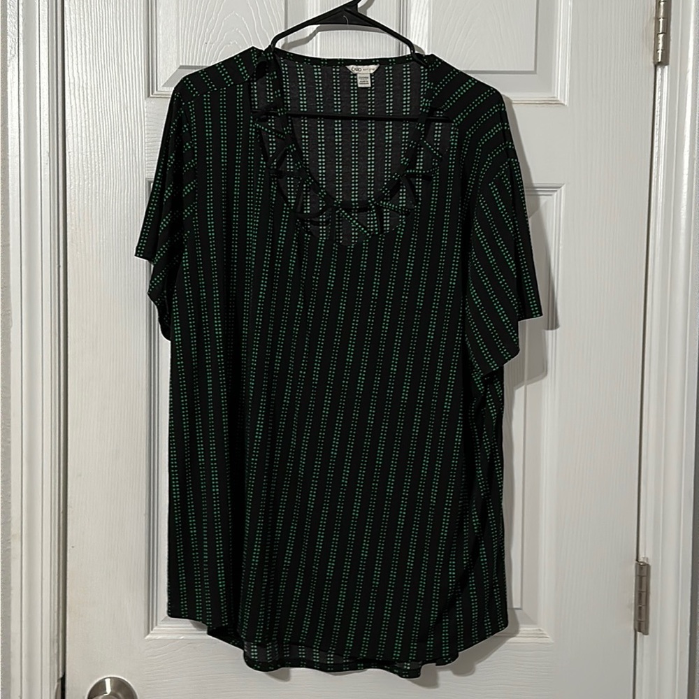 Cato 22/24W Black and Green Top with Cage Neck Detail